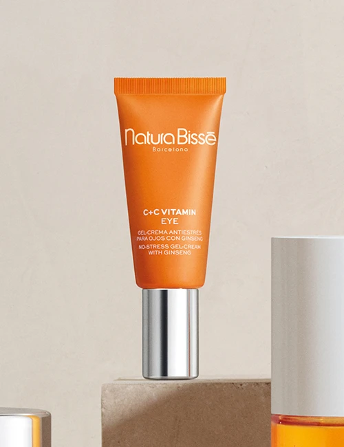 Crema de ojos con C+C Vitamin sobre estandarte. Producto presentado en nuestros bestsellers.